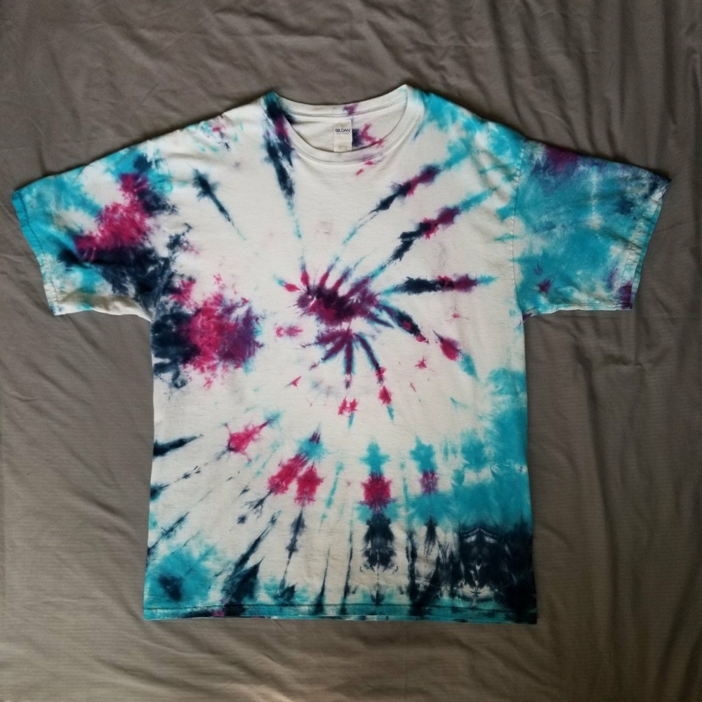 Nice minimal blue/purple tie dye on a quality Gild